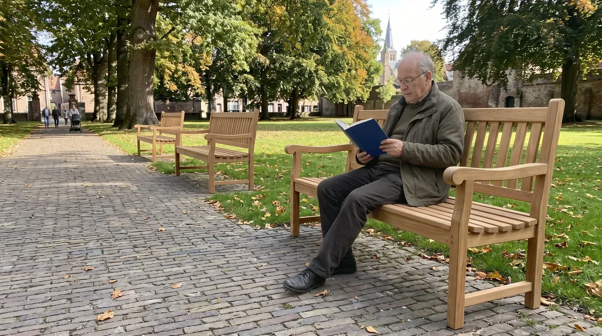Teakbanken langs een wandelpad in een park