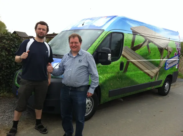 Peter en Mark bij hun bestelwagen in 2013